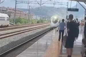 浙江温岭火车进站瞬间，一人突然跳下铁轨！警方：正在调查