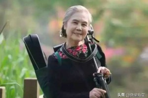 被上海地铁奶奶惊艳到了！白发不染、裙不上膝，优雅不输年轻人